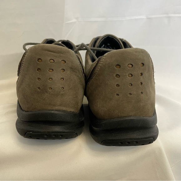 CLARKS Women’s Wave Olive Leather Lace Up Sneaker Shoe Size 8 - Picture 3 of 11